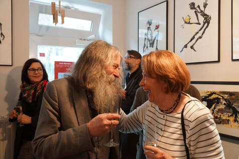 Frank Naumenn und Gäste sind begeistert bei der Kunstausstellung in der artue Galerie und Malschule in Erfurt